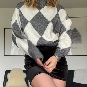 Stickad tröja - Vit-grå stickad tröja från hm. Säljer pga. flytt ☺️ Mina mått hittar ni i min profil om ni är osäkra om plagget kommer att passa er! ❤️