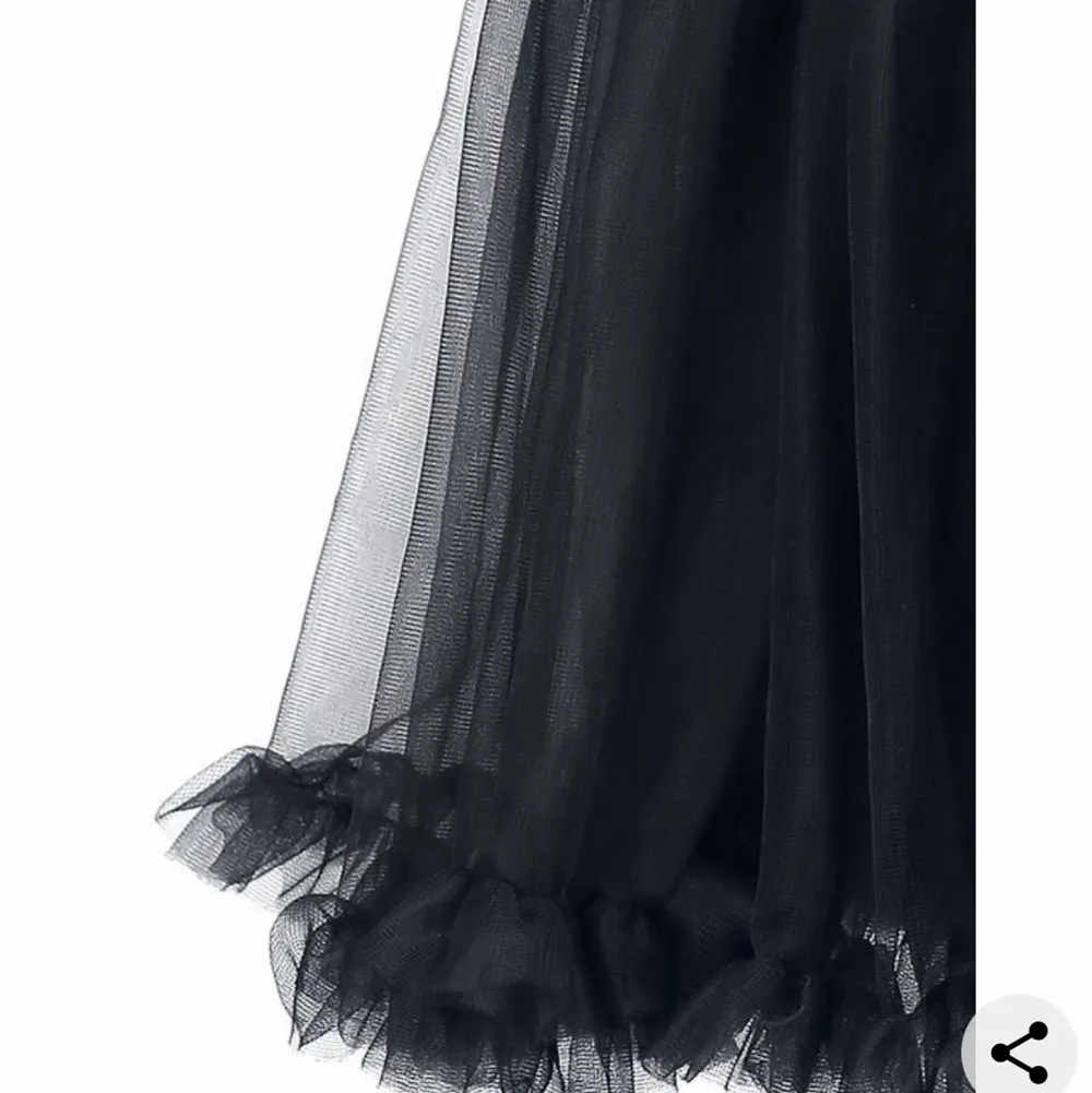 Fett cool goth kjol som endast är använt 2 gånger så typ ny:) köpte för 500 och säljer för 200+frakt. Passformen är på bild två❣️. Kjolar.