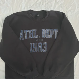 oversized sweatshirt  - En superskön oversized sweatshirt från gina, köparen står för frakt❤❤