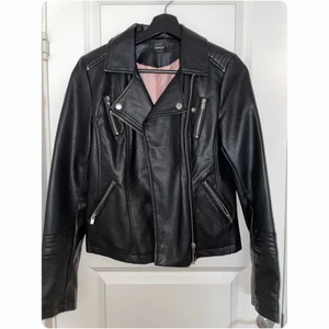 Skinnjacka - Skinnjacka från ONLY i Stl. 34 säljes.                            Kan mötas i sthlm/ frakta.