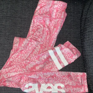 Träningsbyxor  - Träningstajts från Svea, använda 1 gång men dem är för små därför säljer jag dem. De är i storlek S och säljs för 150kr.