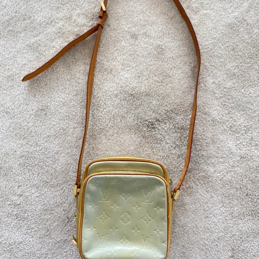 Lv crossbody bag cond: 7/10 (vintage) size: onesize bin: 2000kr. Väskor.