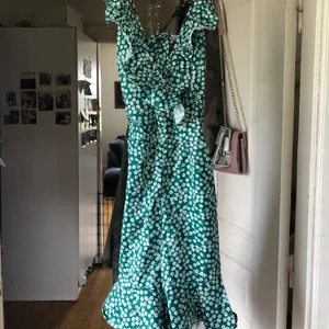 Grön jumpsuit med vita blommor  - Grön jumpsuit med vita blommorn säljes pga för stor. Aldrig använd.