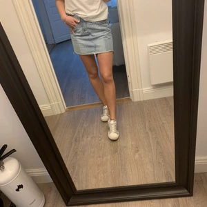 jeanskjol - säljer denna snygga jeanskjol! den är tvåfärgad och normal i längden. relativt använd men fortfarande bra skick! köparen står för frakt💘