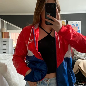 Adidas vindjacka strl L - Vindjacka från adidas i storlek L. Passar dock M och S om man vill ha den lite oversized