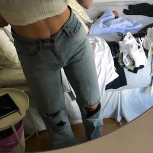 Assnygga jeans från boohoo! Långa i benen😍 säljer då de inte kommer till användning längre!