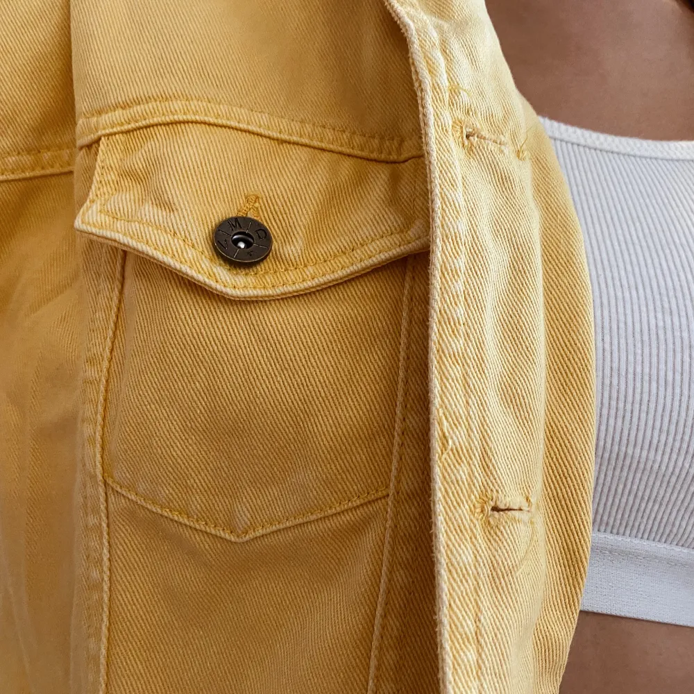 Superfin gul jeansjacka från Vero Moda i strl. S!🤩 jag är vanligtvis zs/ s och den sitter oversized på mig. Möts i Uppsala/ Odenplan eller fraktar direkt till din brevlåda 🥰  ✨PRIS KAN DISKUTERAS ✨. Jackor.