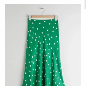 & other stories kjol - Kjol från other stories i sidenmaterial. Storlek 34. Köpt för två år sedan och använd Max 4 gånger så i toppskick. Stryker den självklart innan jag postar eller möts upp. Går lite nedanför knäna på mig som är 172