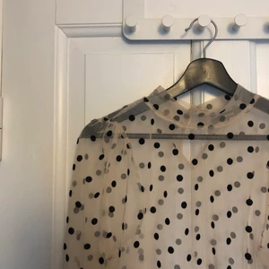 Festtopp Bikbok - Superfin prickig mesh-topp från Bikbok i Storlek S. Knappt använd så i mycket fint skick. Köparen står för frakt! 