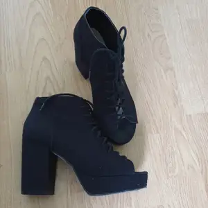 Heels on platform with open front with laces