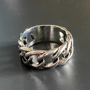 Chains ring - Frän ring, ser ut som det ska föreställa en kedja. Tyvärr för stor för mig, där av säljer jag! Helt ny alltså, köp nu 💯
