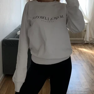 Vit sweatshirt - Vit sweatshirt från Acqua Limone med tryck fram och bak i strl S. Sparsamt använd. Frakt tillkommer!