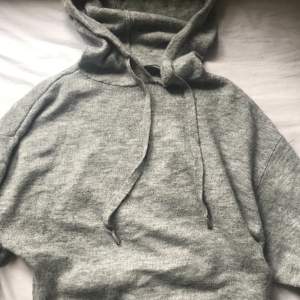 Basic grå hoodie i lite mjukare material från HM. Storleken är XS men sitter oversized. Frakt är inkluderad i priset🦄⭐️