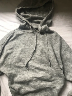 Grå hoodie  - Basic grå hoodie i lite mjukare material från HM. Storleken är XS men sitter oversized. Frakt är inkluderad i priset🦄⭐️