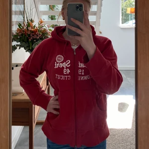 GANT tjocktröja - Fin tjocktröja från Gant, strl xl, men bärs av en small på bilden