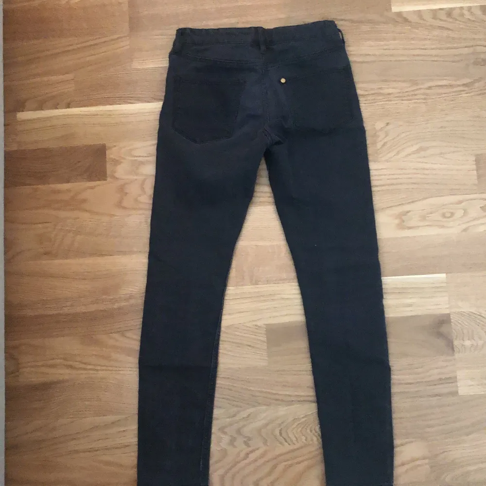 En par jeans från H&M för 9-10 år (140) som är helt ny. Den är både för sommar och vinter.. Jeans & Byxor.