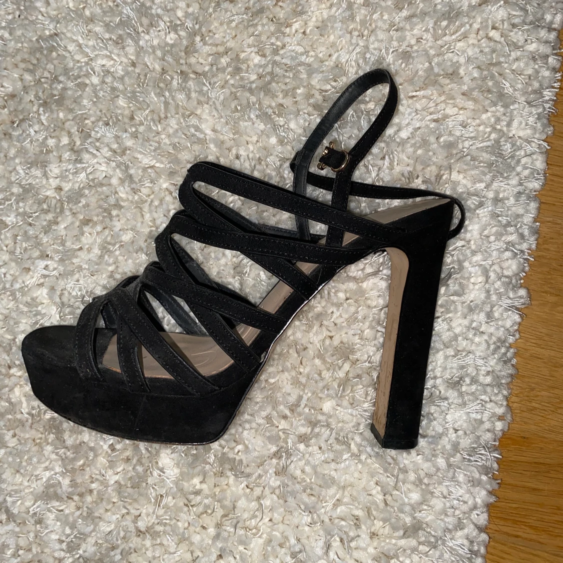 Svarta trendiga högklackade skor, från mango