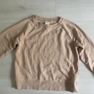 Ljusrosa Sweatshirt från HM - Ljusrosa Sweatshirt från HM. Storlek S. Pris 100kr. Använd fåtal gånger 