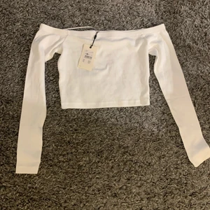 Croppad Off shoulder topp  - Helt ny, prislapp kvar som synd på bilden