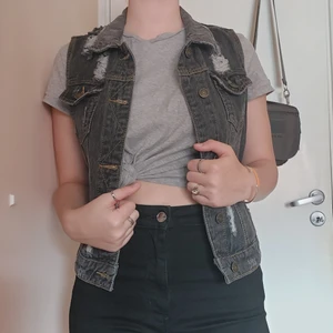 Punk-väst - En görtuff och punkig väst från bikbok, köpt på myrorna. Det står M på dem men jag skulle säga att den närmar sig en S ("kvinliga" storlekar). Säljer den då den inte kommer till användning längre och den är lite för tajt att stänga på mig. Köparen står för frakten men jag kan också mötas i gbg🥰🖤