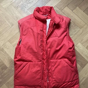Röd dunväst - Skön väst i 9/10 skick. Taggad storlek M.