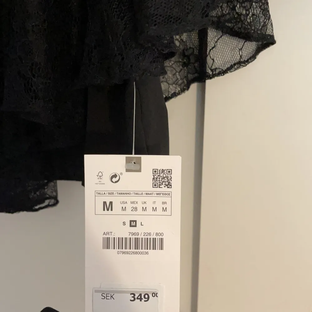 En helt ny zara blus som aldrig har kommit till användning. Den är jätte fin men tyvärr har den aldrig kommit till användning där av säljer jag den. Mitt pris är 100 kr. Köpare står för frakt!!. Blusar.