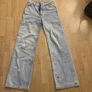 monki jeans - super fina ljusa jeans från monki i modellen yoko💓💓 ena bakfickan har ett hål men annars i fint skick, köparen står för frakt. Fläcken på ena byxbenet går bort i tvätten och kommer att tvätta dom innan dom fraktas💖