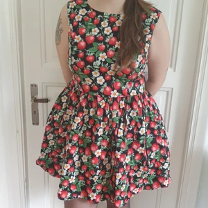 Hellbunny Rockabilly klänning med Jordgubbsmönster storlek (Stor) Large - Svart Hellbunny Rockabilly klänning med Jordgubbsmönster