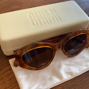 Chimi Elsa Hosk  - Superfina glasögon från Chimi eyewear i samarbete med Elsa Hosk. Använda ett fåtal gånger så de är i gott skick! Nypris: 1100 kronor, säljer för 700 kronor. 🧡🧡