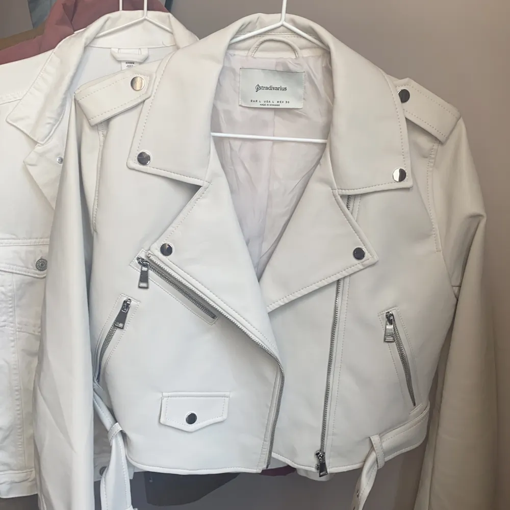 White faux leather jacket in off white, size L. Jackor.
