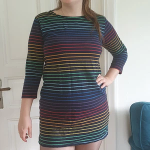 Långärmad Regnbågsklänning Storlek XL (liten) - Långärmad Regnbågsklänning Storlek XL (liten)