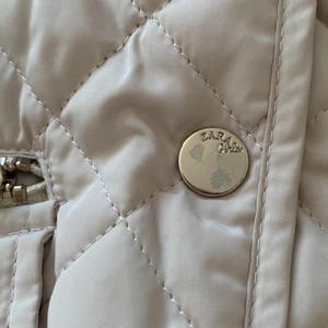 Väst  - Säljer min väst från zara. Som ni ser på bilden så har färgen på vissa knappar åkt bort lite. Passar som xs/s. Skriv om ni har frågor, köpt för 400kr