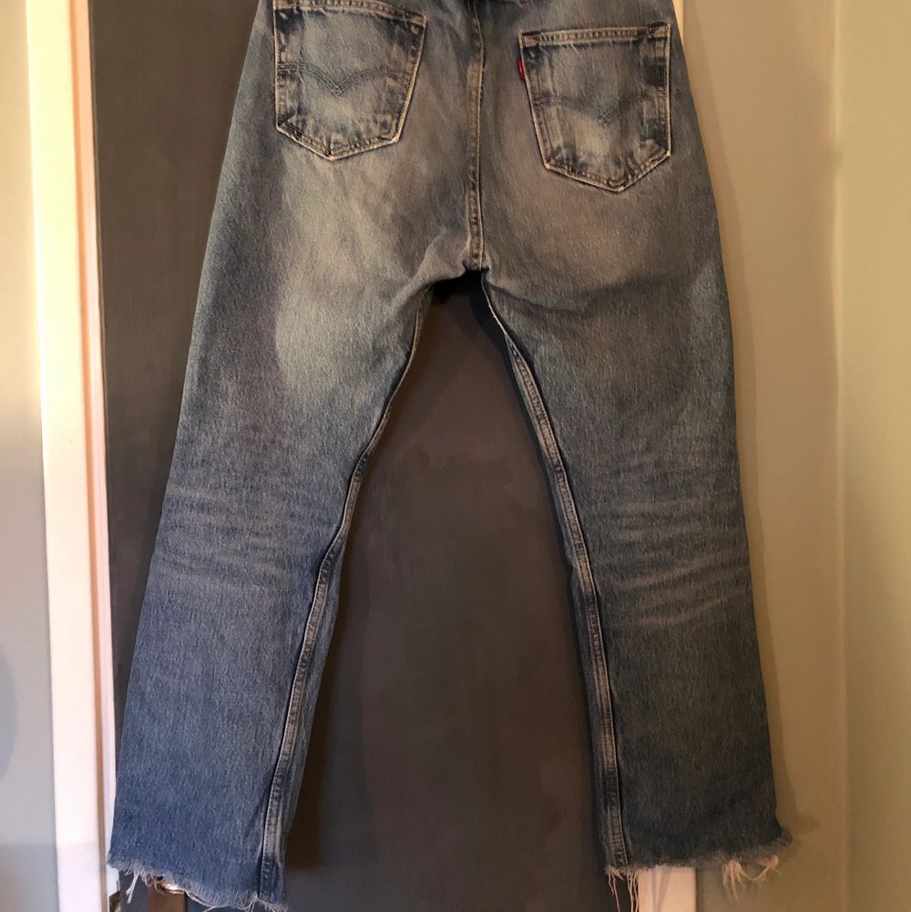 Blå Levi’s 501, avklippta redan vid köp i butik, lagade i grenen. Jeans & Byxor.