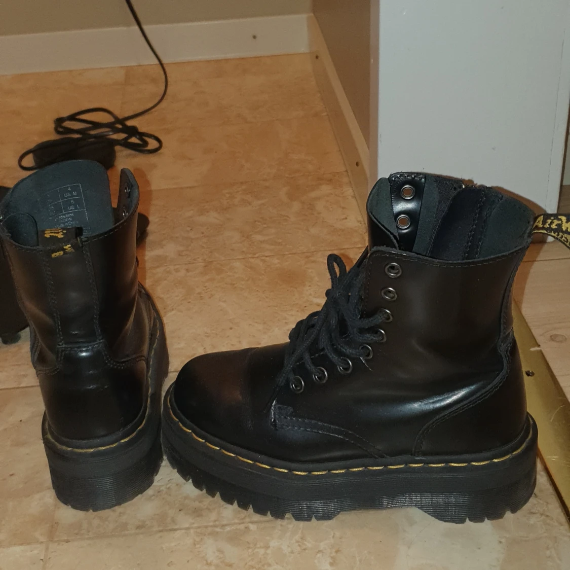Dr. Martens Jadon, nästan nya