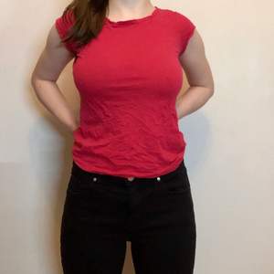 Fin rödrosa T-shirt av tunt tyg från H&M! 