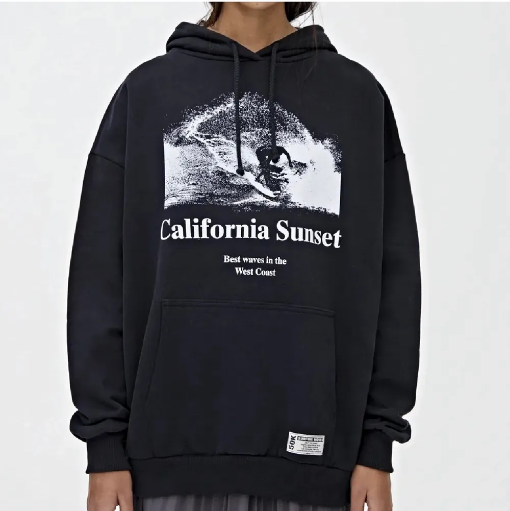 Snygg california sunset hoodie från pull&bear, köpte förra året inte mycket använd. Stolek XS men passar S också. Tröjor & Koftor.