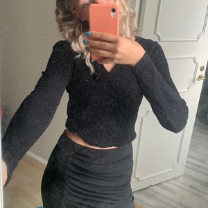 Ribbad tröja  - En svart ribbad långärmad tröja med en detalj. Superskönt och stretchigt material! 