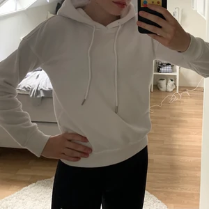 Vit hoodie från Urban classics - En vit hoodie köpt på zalando men i märket Urban classics. I storlek XS. Köparen står för frakt😃