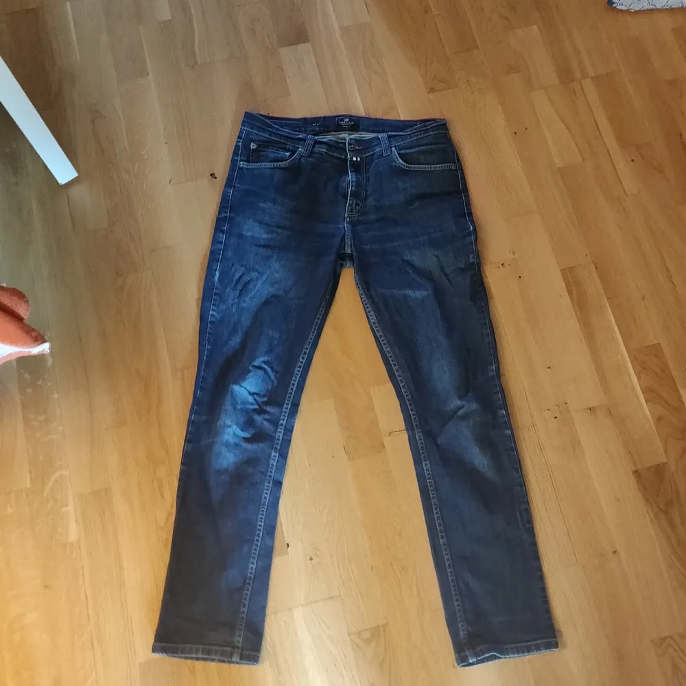 Vanliga jeans sitter bra men har växt ut dem. Storleken är 34/32 men sitter som 32/32. Jeans & Byxor.