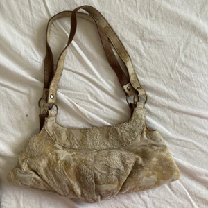 Beige axelväska  - Jättesöt handväska/axelväska i beige färg i typ pälsmaterial (fake). Använder nästan aldrig frakt 48kr💝