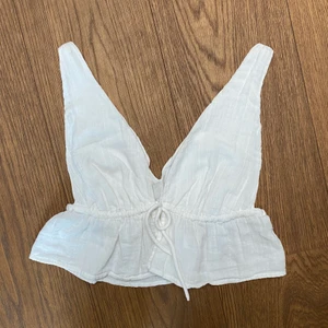 Vit topp!  - ❗️Budgivningen avslutas på torsdag istället (den 28onde) ❗️Säljer denna fina vita topp! Den är använd någon fåtal gång så den är i som nyskick💕 Endast seriösa budare!! 