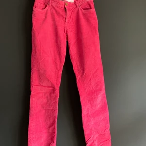 Manchesterbyxor från & other stories - Klar rosa manchesterbyxor från other stories. De är lite ljusare i verkligheten än på bilderna. Låga i midjan och ankellånga. Stl 26. Köpare står för frakt.