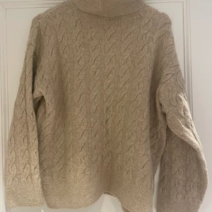 Stickad tröja - Kabelstickad polotröja som är superskön. Från H&M i strl S. Skriv för mer bilder💗 Frakt ingår ej i priset. 