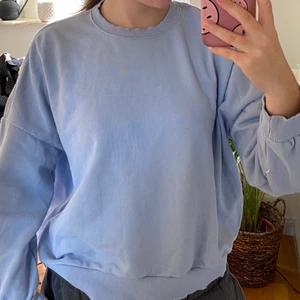 Lila sweatshirt  - Ljuslila sweatshirt från Bershka. Storlek M