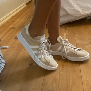 Adidas Campus Sneakers - Helt nya och oanvända Adidas Campus Sneakers. Säljer pga att jag köpte de i för stor storlek. Skickar fler bilder vid förfrågan. Storlek: 41 EU / UK 7.  Buda gärna 🤝🤝