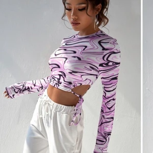 Tröja - Säljer denna super balla tröjan med knytdetajer på sidan, säljer pga den inte kommer till användning, aldrig använd utan bara provad💕💕