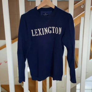 Lexington storlek S - Snygg tröja som min pojkvän vill sälja, fint skick köptes för några år sedan för runt 1000 kr säljes nu för 500 kr. Kom DM för mer info😊
