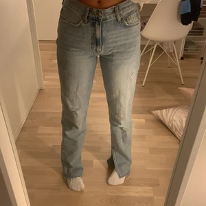 Jeans  - Ett par blåa jeans. Super snygga och bekväma jeans, i en ljus blå färg. Jeansen är lite lågmidjade. Köpta ifrån Gina Tricot för 600kr.  Jeansen har små slitningar på benen. Kontakta om ni vill ha fler bilder.