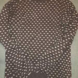 Sweatshirt - Knappt använd, väldigt bra skick. Varm o go höst/vinter tröja. Fint märke och fina mönster. 66kr frakt men kan mötas upp om du bör i Stockholm