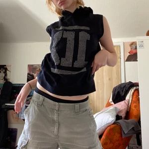 svart hoodie - säljer denna fett balla kortärmade hoodien!! köpt secondhand och aldrig använd. 